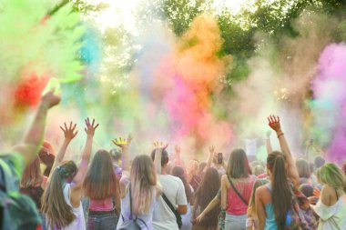 Renk Holi Festivali. Tozlar ve toz renkli boyalar Holi renkli festival. Renkli Pudra ile kaplı insanlar kutlamak ve dans sevinirler