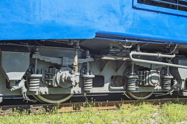 Tren raylarında çarklar. Demiryolu treninin tekerlekleri birbirine yakın.