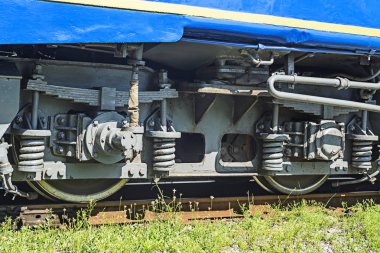 Tren raylarında çarklar. Demiryolu treninin tekerlekleri birbirine yakın.