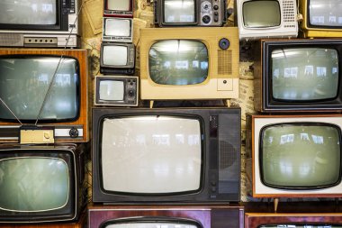 Birçok eski televizyon bir araya toplandı. Eski, eski bir televizyon duvarı.
