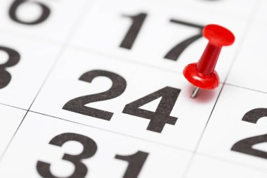 Tarih sayısı 24 pin. Ayın yirmi dördüncü günü kırmızı bir raptiye ile işaretlenir. Takvimde pin