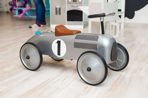유치원에서 타기 위한 장난감 자동차. 어린 시절의 개념 — 스톡 사진