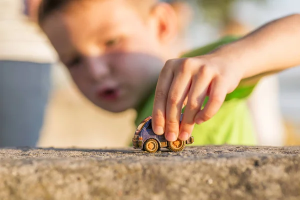 El niño juega con el coche de juguete. Niño juega con coche de juguete — Foto de Stock