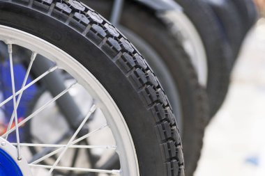 Klasik motosiklet lastiği boku yakın çekim. Lastiğin yakın çekim koruyucusu - tekerlek servisi