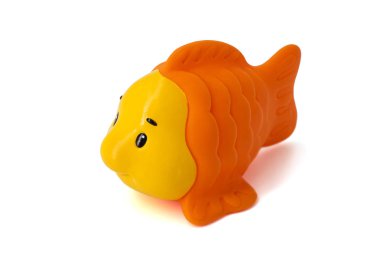 Beyaz arka planda plastik oyuncak balık. Çocuğun oyuncağı beyaz arkaplanda izole edilmiş