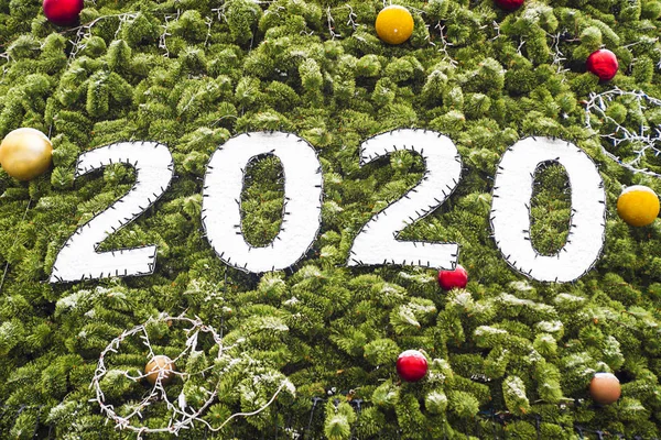 2020 Buon Natale e felice anno nuovo sfondo con rami verdi di un albero di Natale coperto di neve e palle di Natale — Foto Stock