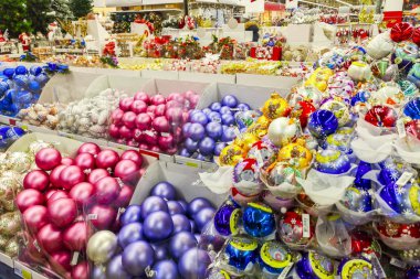 Güzel Noel oyuncakları, hediyeler ve Noel pazarı. Küçük ağaç oyuncakları, atlıkarınca ve diğer heykeller. Yeni yıl arifesi ruhu