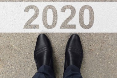2020 Yıllık Kavram. İş adamının başlangıç çizgisinde, yeni bir iş mücadelesine hazır. Gelecekteki hedefte başarı ve zaman geçirme kavramı