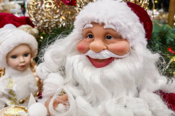Toy Papai Noel close up. Feira de brinquedos de Natal tradicional. Preparação para férias, venda em uma loja de brinquedos. Brinquedo de Natal — Fotografia de Stock