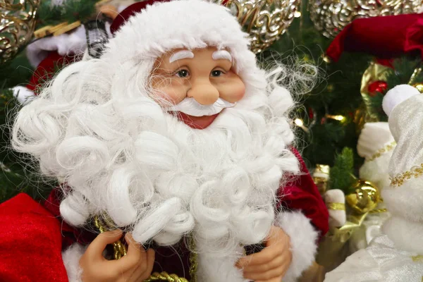 Игрушечный Санта Клаус крупным планом. Рождественская ярмарка игрушек. Подготовка к праздникам, продажа в магазине игрушек. Рождественская игрушка — стоковое фото