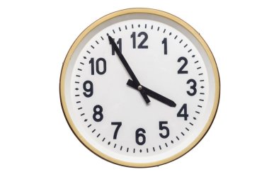 Beyaz arka planda duvar saati izole edilmiş. Beyazda izole edilmiş klasik yuvarlak duvar saati