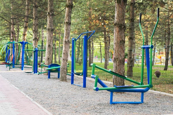 Estaciones de ejercicio en el parque público. Gimnasio al aire libre gratuito. Cerca de equipos de gimnasio al aire libre en el campo de deportes del parque —  Fotos de Stock