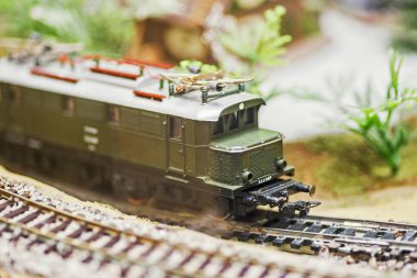Elektrikli model demiryolu lokomotifi. Model demiryolunda tren hobisi modeli