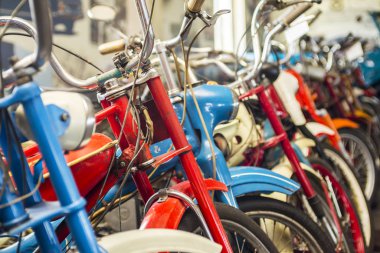 Motosikletlerin otoparkına park edilmiş motosikletler. Caddeye park etmiş motosikletler.