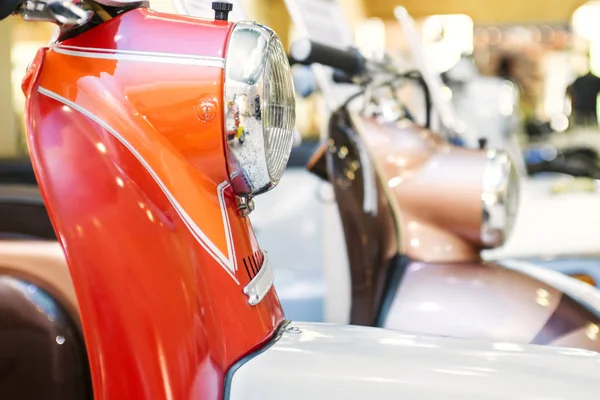 Primo piano di una fila di moto. Motociclisti parcheggiati in fila. Scooter rosso. Focus selettivo — Foto Stock