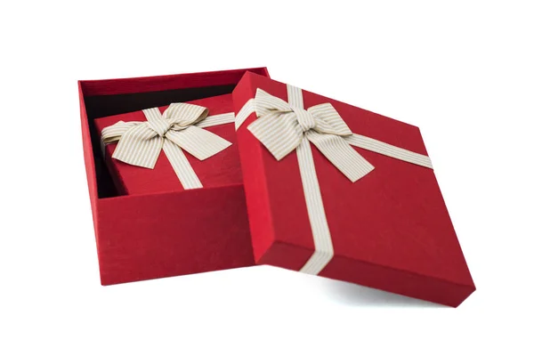 Dos cajas rojas atadas con una cinta aislada sobre fondo blanco. Comparte dos en uno. Vendido-out — Foto de Stock