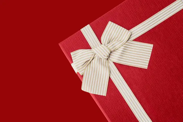 Vista superior de la caja de navidad roja con cinta sobre fondo rojo con espacio de copia para texto. Tarjeta de felicitación caja de regalo — Foto de Stock