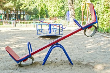 Parkın parkında boş bir tahterevalli. Tahta tahtadan bir tahterevalli, çocuklar için bir oyun alanı.