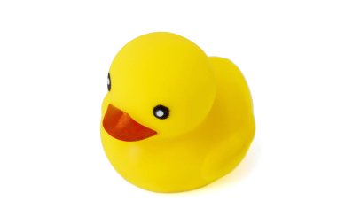 Sarı plastik ördek beyaz arka planda izole edilmiş. Beyaz arka planda izole edilmiş şirin sarı plastik ördek.