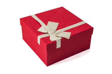 Beyaz üzerine izole edilmiş kurdele yayı ile paketlenmiş kırmızı hediye kutusu. Beyaz şeritli kırmızı hediye kutusu