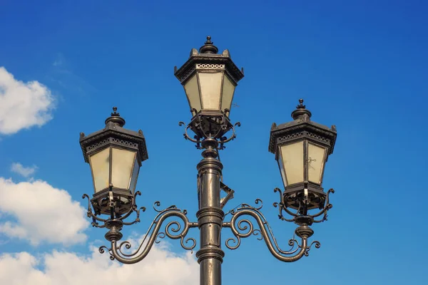 街上的电灯柱子.公园里的路灯。装饰路灯 — 图库照片