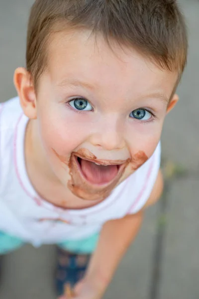 Anak Toddler Yang Lucu Makan Krim Anak Dengan Wajah Kotor — Stok Foto
