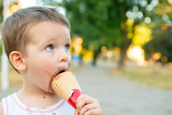 Anak Toddler Yang Lucu Makan Krim Anak Dengan Wajah Kotor — Stok Foto