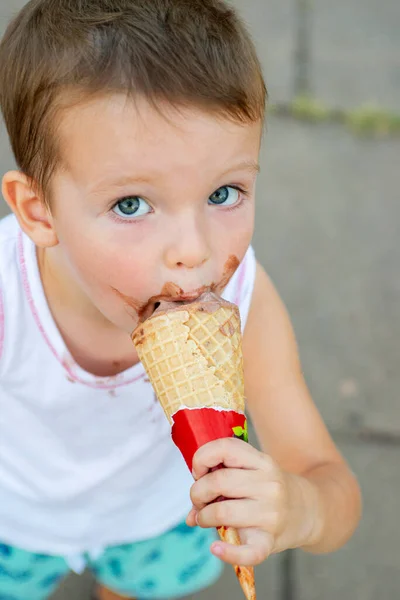 Милый Мальчик Тоддлер Ест Мороженое Парень Грязным Лицом Ест Мороженое — стоковое фото