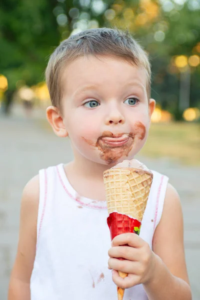 Bonito Menino Infância Comendo Sorvete Miúdo Com Cara Suja Comer — Fotografia de Stock
