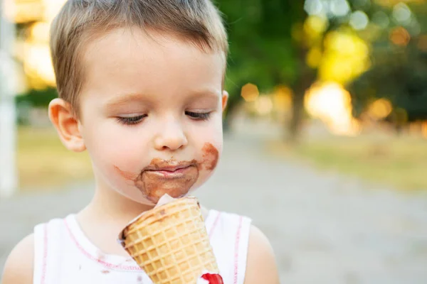 Bel Bambino Che Mangia Gelato Ragazzo Con Faccia Sporca Che — Foto Stock