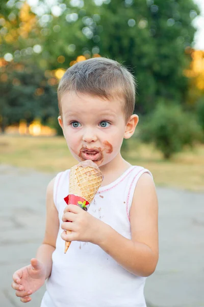 Милый Мальчик Тоддлер Ест Мороженое Парень Грязным Лицом Ест Мороженое — стоковое фото