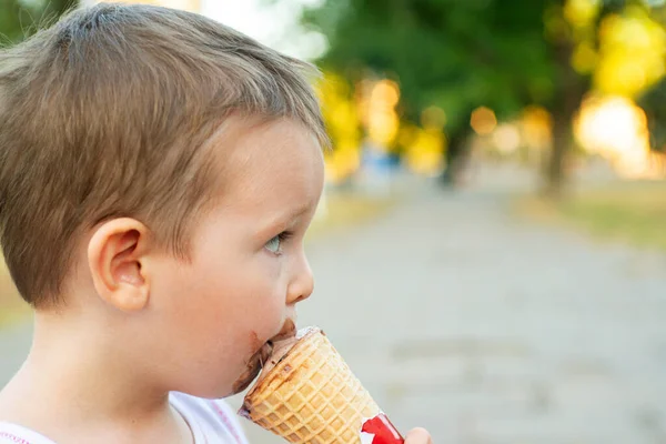 Anak Toddler Yang Lucu Makan Krim Anak Dengan Wajah Kotor — Stok Foto