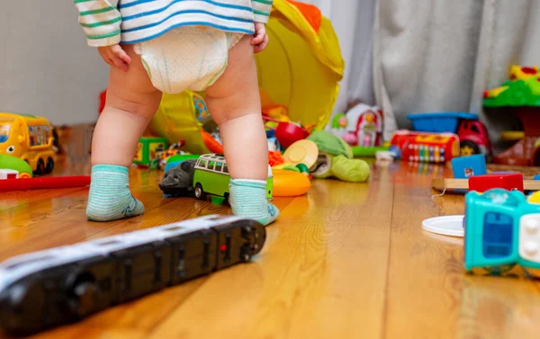 Niño Pequeño Jugando Con Diferentes Juguetes Suelo Niño Jugando Habitación — Foto de Stock