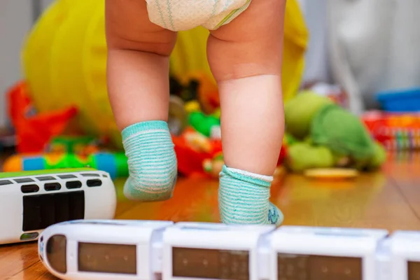 Niño Pequeño Jugando Con Diferentes Juguetes Suelo Niño Jugando Habitación — Foto de Stock