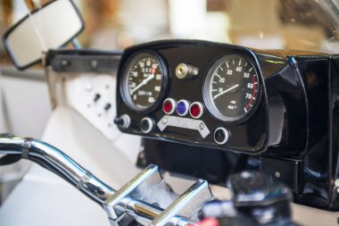 Motosiklet gidonu ve kilometre sayacının görüş açısını kapat. Direksiyon, hız göstergesi, takometre, dikiz aynası ve motosiklet kontrol sistemi..