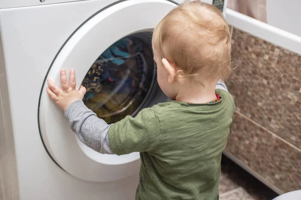 Chlapec Dívá Pračky Baby Boy Zájem Cykly Pračky Praní Prádla — Stock fotografie