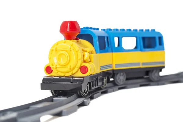 白い背景に隔離されたレールの上にカラフルなおもちゃの列車 白い背景に隔離された若い子供のためのおもちゃを訓練する — ストック写真