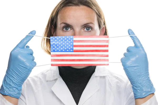 Portret Młodej Kobiety Lekarza Medycznej Masce Ochronnej Wizerunkiem Flagi Stanów — Zdjęcie stockowe