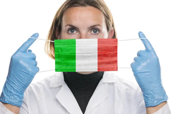 Портрет Молодої Жінки Лікаря Медичною Захисною Маскою Зображенням Прапора Італії — стокове фото