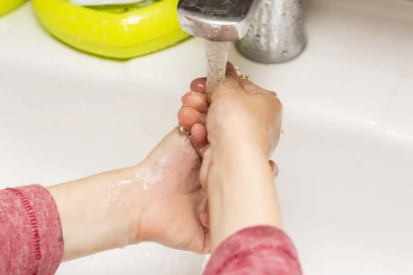 孩子在浴室洗手 用水水龙头下面用肥皂洗手 卫生概念 — 图库照片