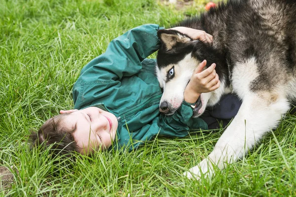 Pojken Leker Med Sin Hund Glada Barn Leker Med Den — Stockfoto