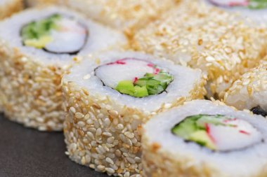 Suşi restoranda Japon yemeği yapar. Japon yemeği. Japon restoran menüsü.