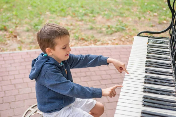 Mały Chłopiec Gra Latem Pianinie Ulicznym Dziecko Grające Fortepianie — Zdjęcie stockowe