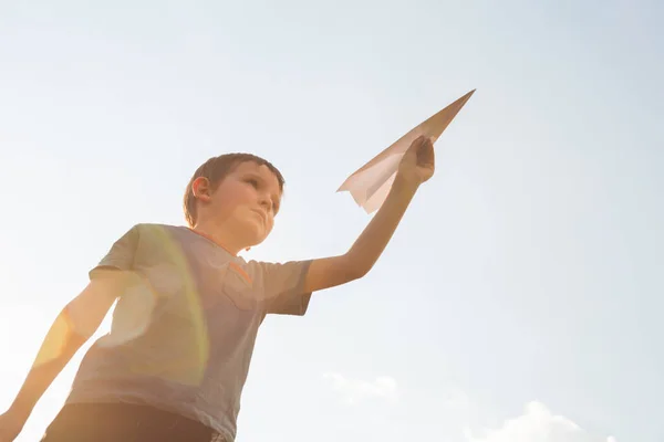 小男孩把纸飞机抛向空中 小孩发射纸飞机快乐的孩子玩纸飞机 — 图库照片