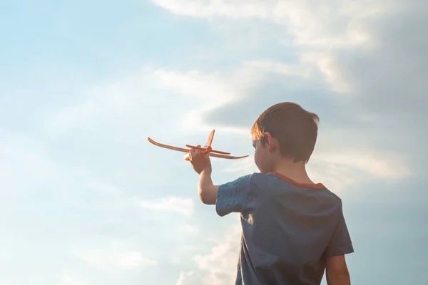 小男孩把一架玩具飞机抛向空中 孩子们发射玩具飞机 — 图库照片