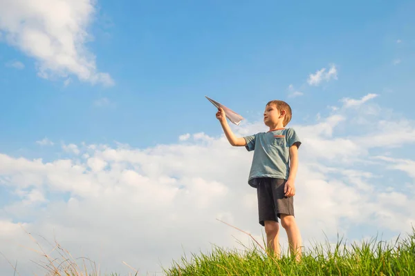 Den Lille Pojken Skjuter Upp Ett Pappersplan Luften Barnet Lyfter — Stockfoto