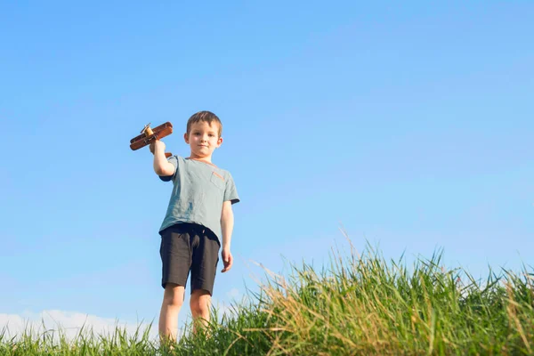 Anak Kecil Bermain Dengan Mainan Pesawat Kayu Anak Memegang Mainan — Stok Foto