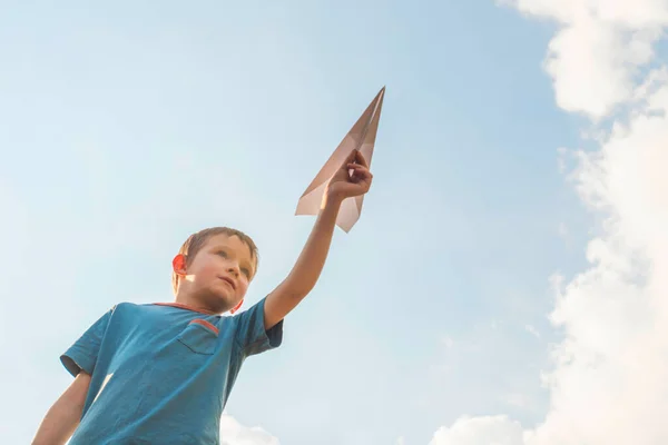 小男孩把纸飞机抛向空中 小孩发射纸飞机快乐的孩子玩纸飞机 — 图库照片