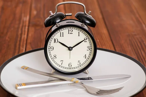 Relógio Despertador Placa Com Faca Garfo Fundo Madeira Hora Comer — Fotografia de Stock