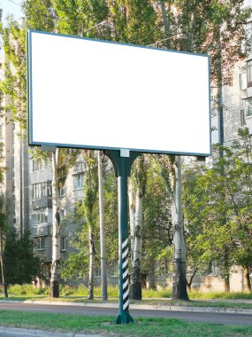 Reklam panosu metali, büyük yatay. Açık havada reklam panosu modeli. Ekranda kırpma yolu ile.